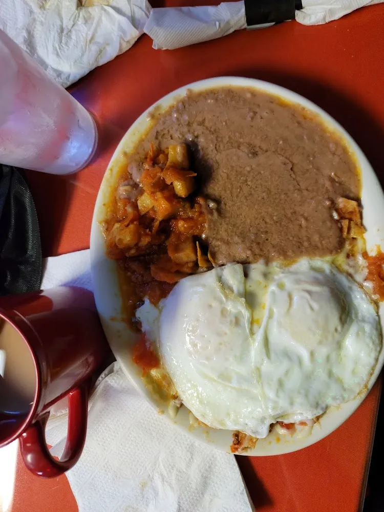 Chilaquiles Con Huevos Con Chorizo